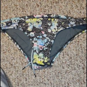 Jolyn Brazil bottoms size medium